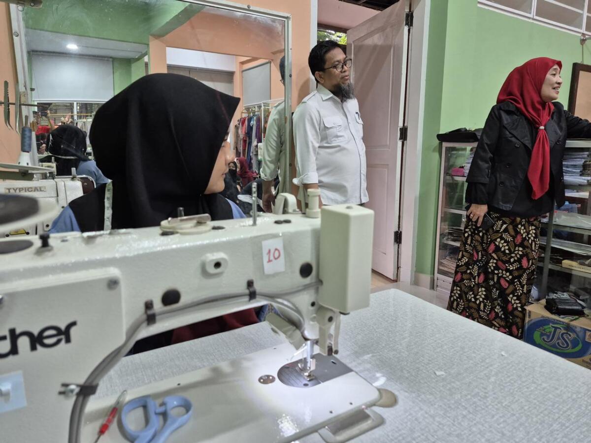 Kadisdik Sulsel Iqbal Nadjamuddin bersama Kepala sekolah SMKN 8 Makassar Asnah Baharuddin, meninjau ruangan para siswa jurusan busana yang sedang menjahit.