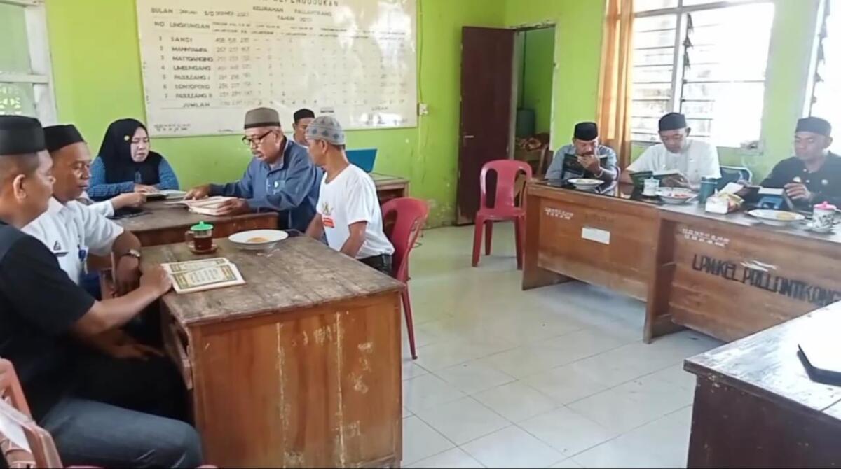 Pegawai di wilayah Kecamatan Pattallassang melantunkan ayat suci Al-Qur'an pada pelaksanaan program Pattallassang Mengaji.