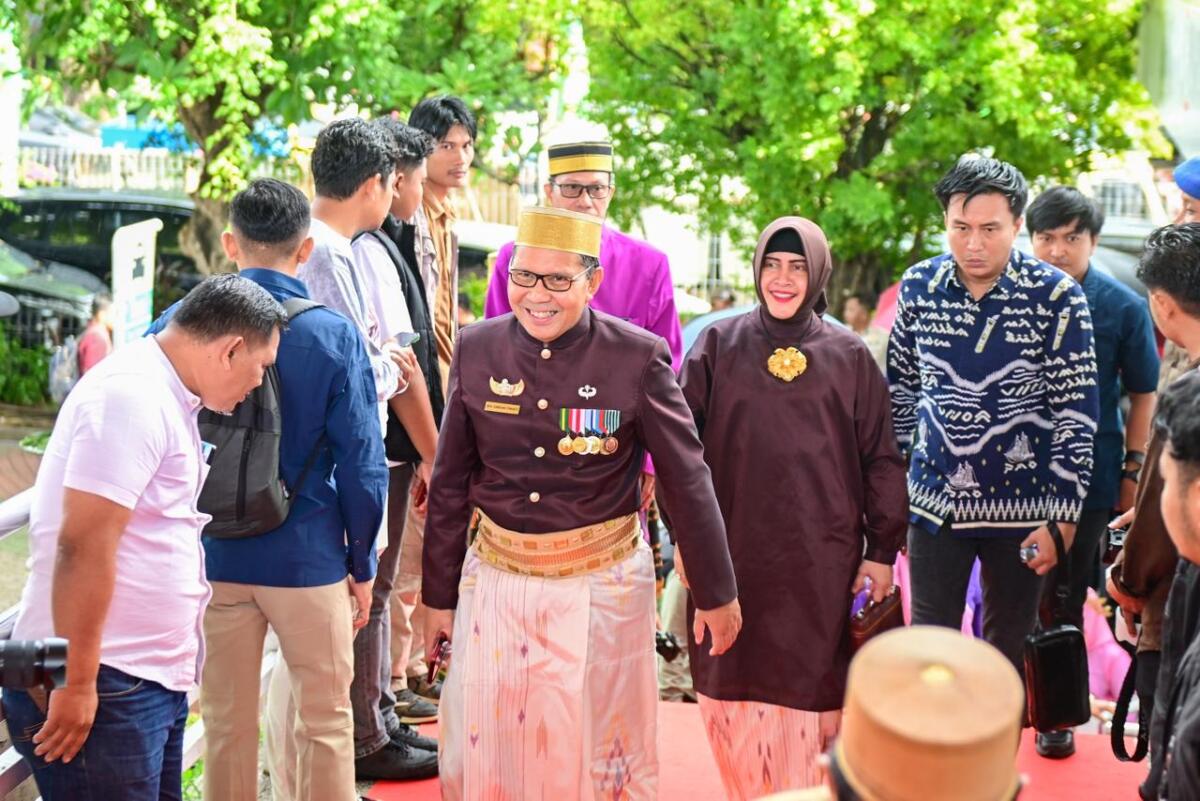 Wali Kota Makassar periode 2014-2019 dan 2021-2025 Moh Ramdhan Pomanto bersama istri Indira Yusuf Ismail hadir dalam momentum peringatan HUT ke-418 Kota Makassar di Lapangan Karebosi.