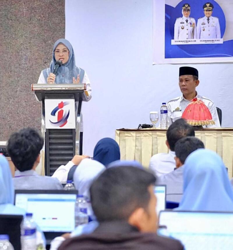 IST
BIMTEK -- Bupati Gowa, Husniah Talenrang saat mengikuti rapat BVimtek  meminta semua operator desa kelurahan paham tugasnya. 
