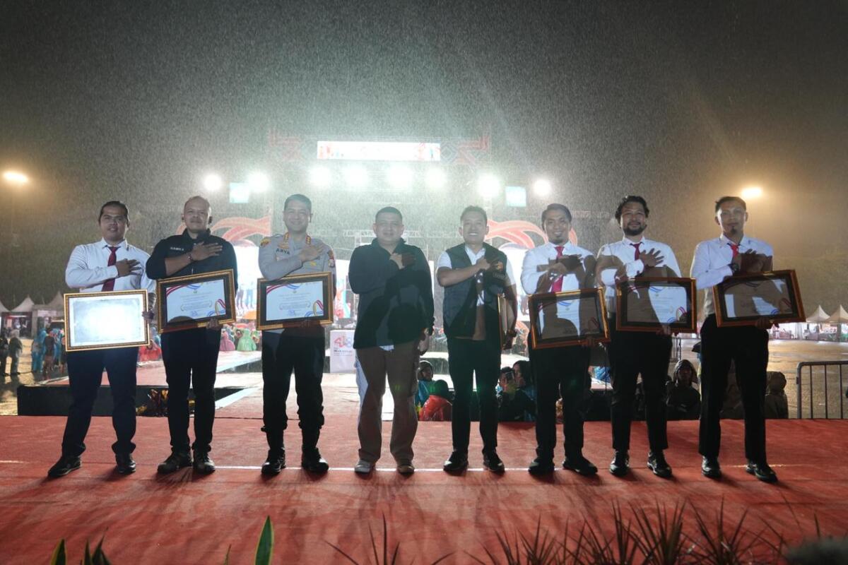 Wali Kota Makassar Munafri Arifuddin bersama Kapolrestabes Kombes Pol Arya Perdana dan personel kepolisian yang menerima penghargaan dari Pemkot usai berhasil mengungkap dan memulangkan Bilqis, korban anak yang sempat diculik selama beberapa hari.