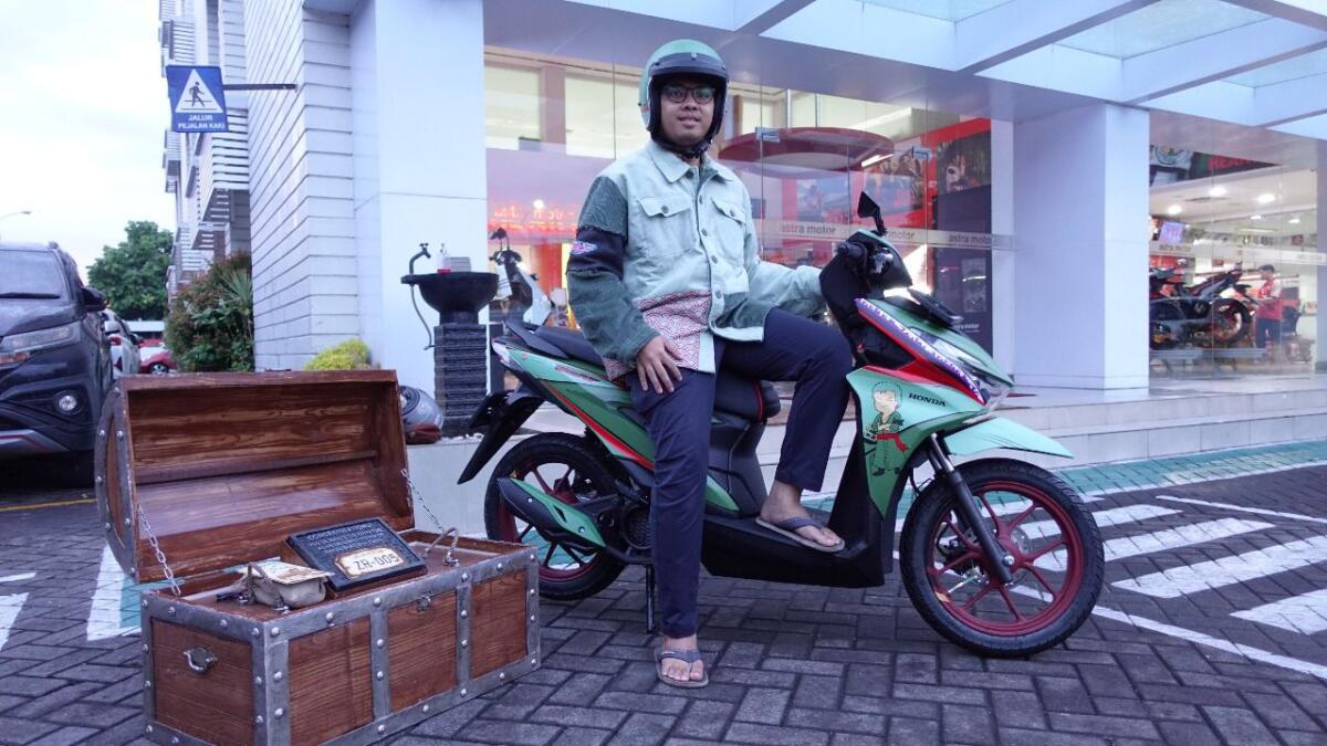 HONDA ONE PIECE -- Yudistira Aji Sasongko, konsumen Asmo Sulsel asal Makassar saat menerima Honda BeAT One Piece x Tahilalats yang diserahkan di Main Dealer Astra Motor Sulsel, Jalan Sultan Alauddin No. 57 Makassar.