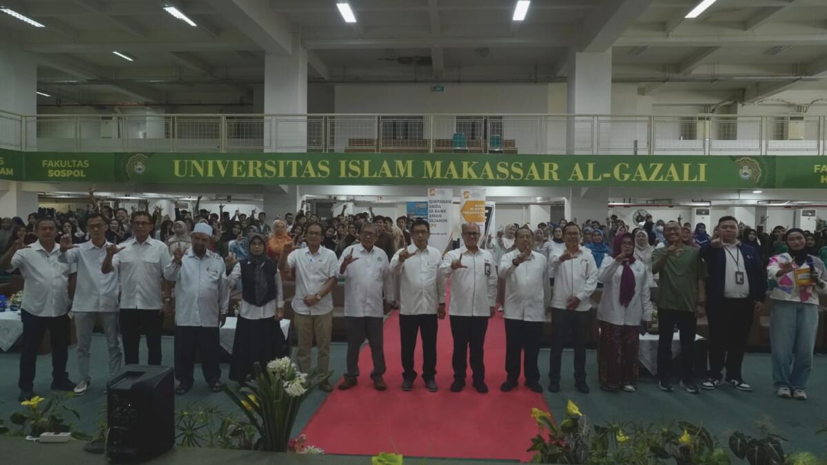 FINLAB 2025 -- Kepala Kantor Perwakilan LPS III Makassar, Fuad Zaen (tujuh dari kanan), Rektor UIM, Prof H Muammar Bakry foto bersama para dosen dan mahasiswa UIM saat melakulan FinLab 2025. 