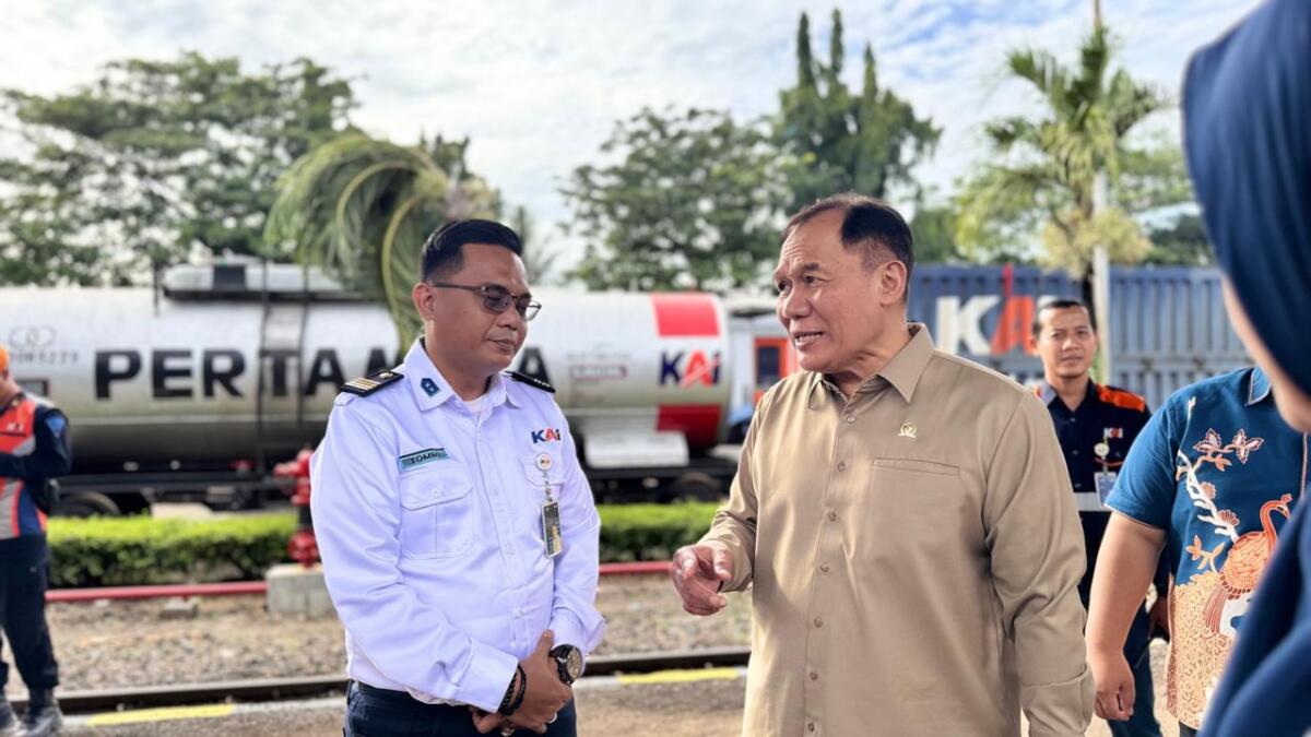 TINJAU -- Anggota Komisi IV DPR RI, H Bambang Haryo Soekartono, saat melakukan peninjauan di jalur kereta api di Jakarta.