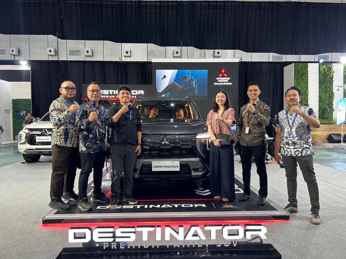 FOTO BERSAMA -- Komisaris PT Sulawesi Berlian Motor Makassar, Clarissa Aurelia (tiga dari kanan) foto bersama tim manajemennya saat launching Mitsubishi Destinator di ajang GIIAS Makassar 2025, Rabu, 5 November 2025.