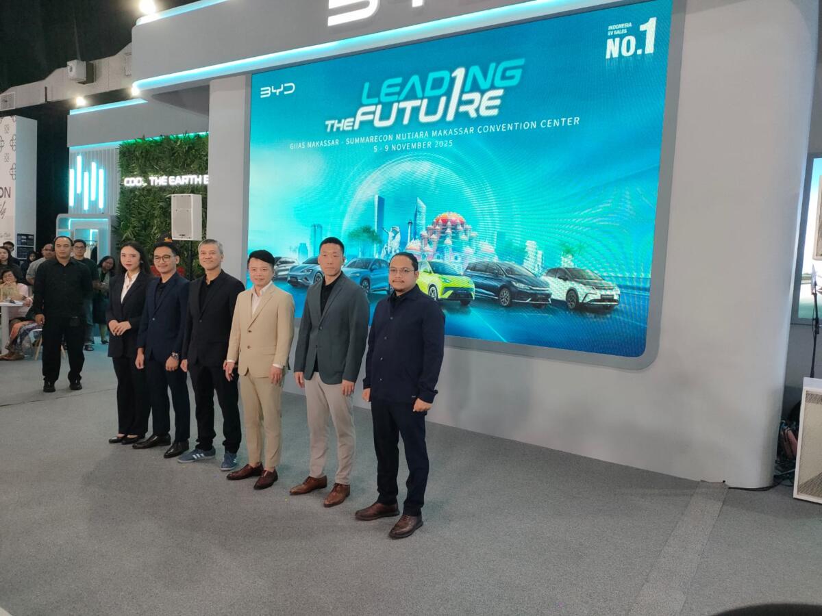 GIIAS 2025 -- Tim manajemen BYD Motor Indonesia foto bersama di booth BYD saat pembukaan pameran otomotif terbesar di Indonesia Timur, GIIAS Makassar 2025, Rabu, 5 November 2025.