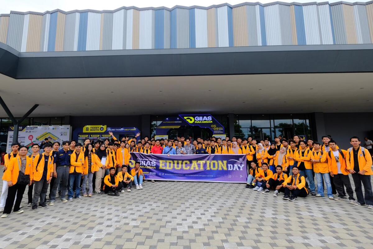 TINJAU -- Rombongan mahasiswa dari salah satu universitas di Makassar saat melakukan kunjungan di booth-booth yang menjadi peserta GIIAS Makassar 2025.