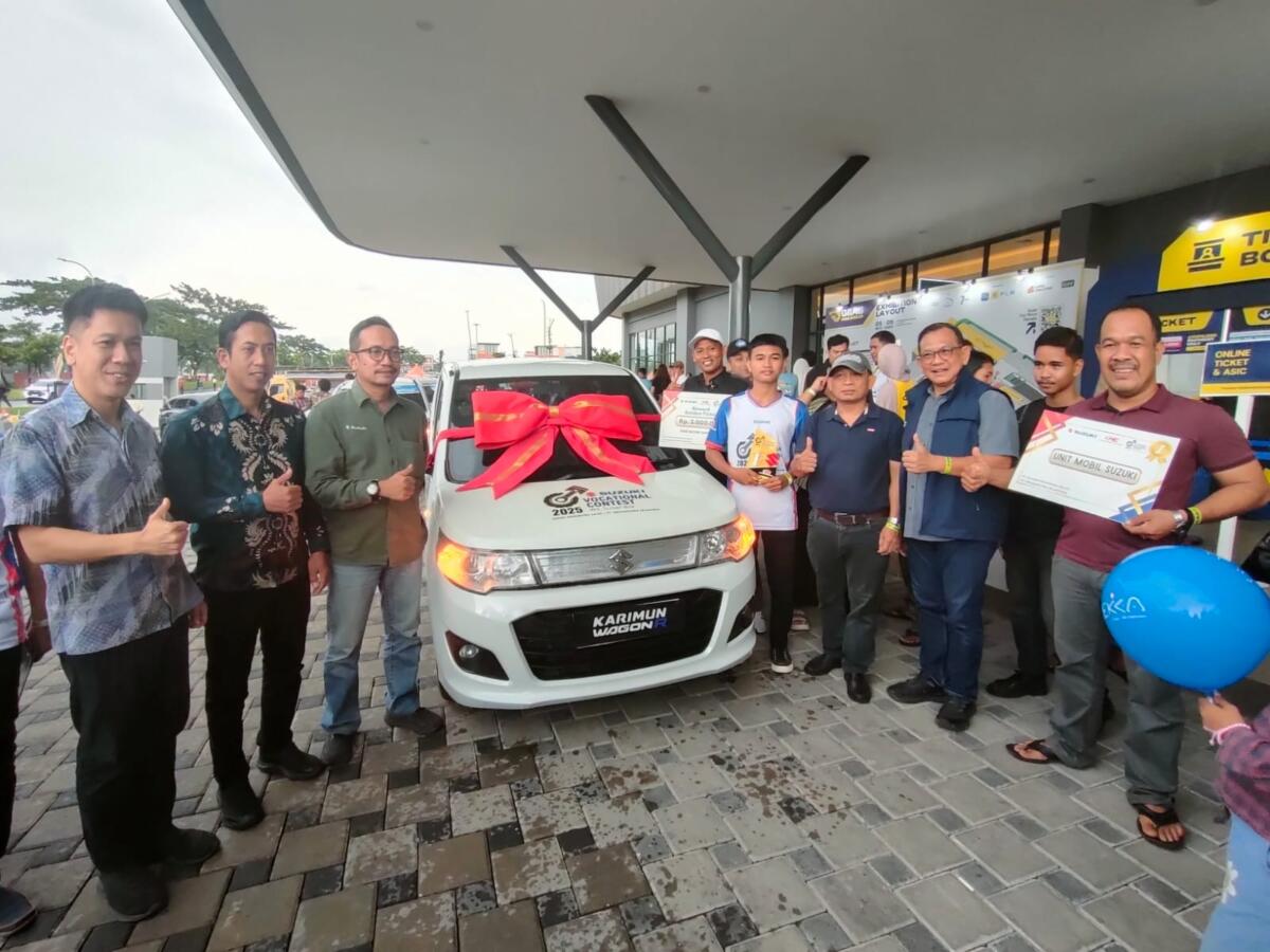 PENYERAHAN HADIAH -- Adhi Prasodjo, 4W Technical Service Station PT Suzuki Indomobil Sales (tiga dari kiri)  didampingi General Manager PT Megahputra Sejahtera, Yesaya Roberto (kiri) usai melakukan penyerahan satu unit mobil Suzuki Wagon R dan hadiah lainnya kepada para pemenang