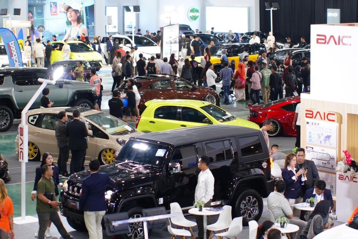 Keseruan pengunjung GIIAS Makassar 2025 pada akhir pekan ini mengunjungi satu persatu ruang booth kendaraan yang ikit dalam pameran otomotif terbesar di Indonesia Timur.