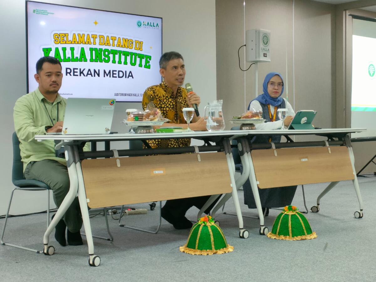 MAHASISWA BARU -- Syamril, S.T., M.Pd, Rektor Kalla Institute (tengah) didampingi Anhar Januar Malik, S.E., M.Sc, Wakil Rektor 1 Kalla Institute, dan Fitriyani, S.E., M.M, Pjs Kepala Biro Marketing & Admisi Kalla Institute sedang menjelaskan mengenai prosedur penerimaan mahasiswa baru tahun ajaran 2026-2027 di Kalla Institute.