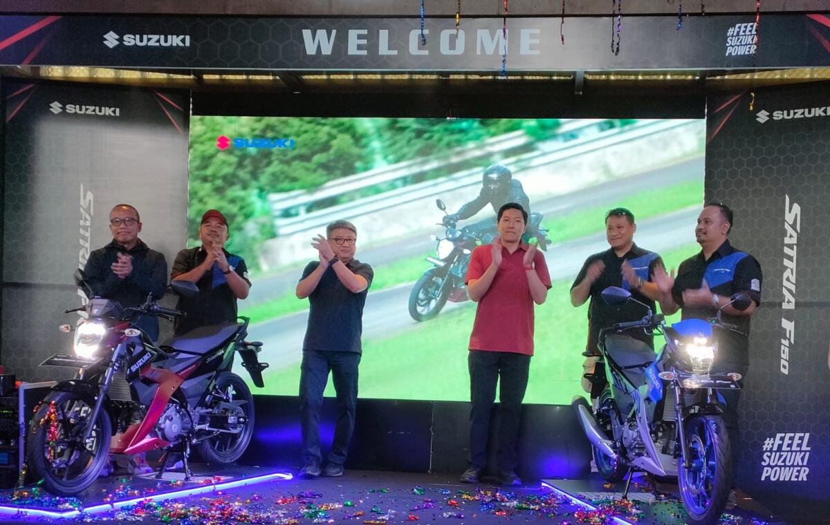 LAUNCHING -- Presiden Direktur PT Sinar Galesong Mandiri, Effendy Purnama (tiga dari kiri), Direktur PT Sinar Galesong Mandiri, Felix Tandiawan (tiga dari kanan), CEO PT Sinar Galesong Mandiri, Endro Nugroho (kiri), saat melaunching Suzuki Satria PRO dan Suzuki Satria F150, Sabtu, 15 November 2025.