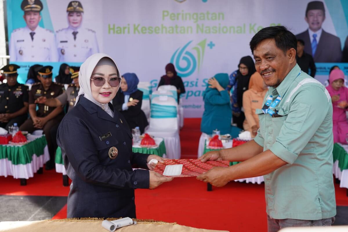 BANTUAN -- PT Vale Indonesia sedangr menyerahkan berita acara penyerahan bantuan kepad pihak Dinas Kesehatan Morowali.