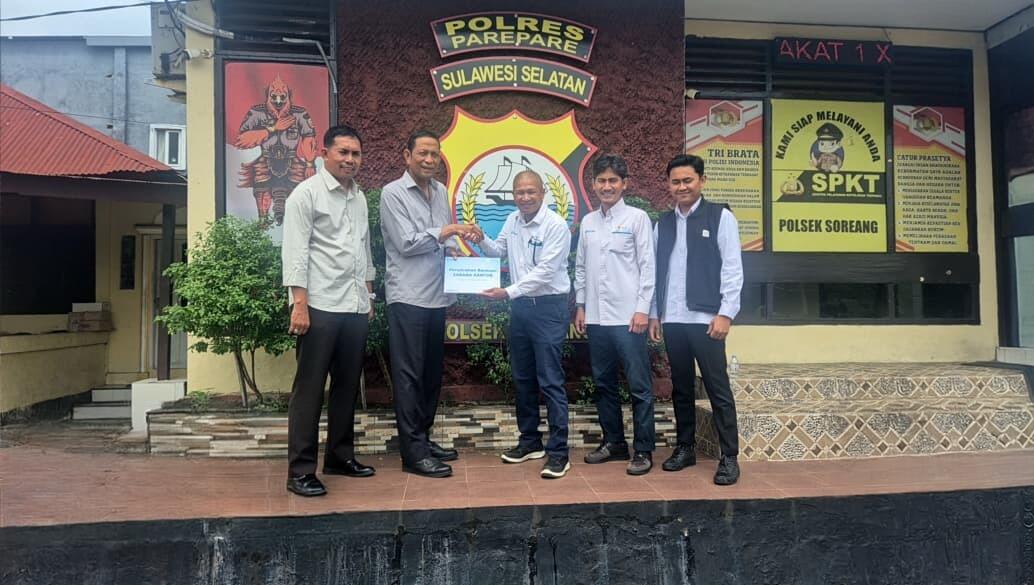 BANTUAN -- Penyerahan bantuan diserahkan langsung oleh Zeth, Assistant Manager Operasi dan Pemeliharaan PLN Nusantara Power Unit Pembangkitan Bakaru.