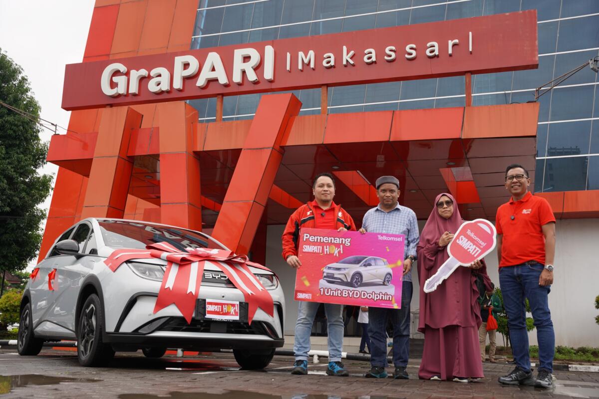 SERAHKAN HADIAH -- Vice President Consumer Business Telkomsel Area Pamasuka, Muharlis didampingi Genaral Manager Mobile Mobile Cunsumer Business  Telkomsel Regional Sulawesi -, Andrew S.T. Mamahit menyerahkan hadiah satu unit mobil kepada pelanggan Telkomsel asal Makassar, Jumriah didampingi suaminya.