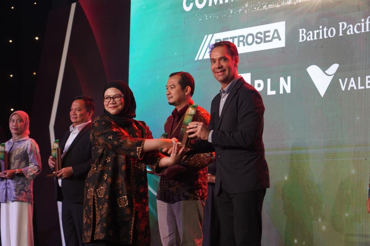 PENGHARGAAN -- Vinicius Mendes Ferreira, Executive Advisor PT Vale Indonesia Tbk mewakili Perseroan ketika menerima penghargaan.