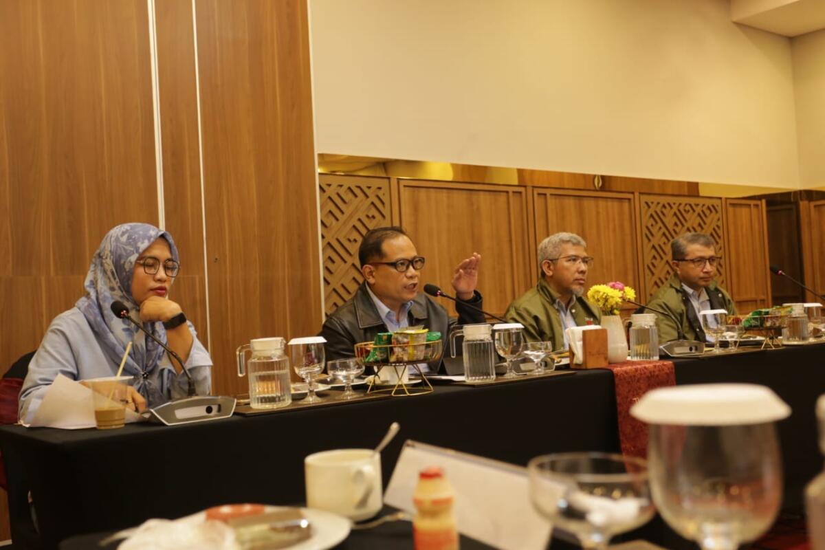 STABILITAS -- Moch Muchlasin,
Kepala OJK Provinsi Sulawesi Selatan dan Sulawesi Barat didampingi Arief Machfoed, Kepala Direktorat Pengawasan Perilaku Pelaku
Usaha Jasa Keuangan, Edukasi, Pelindungan Konsumen, dan perizinan Lembaga Jasa Keuangan dan Amiruddin Muhidu, Kepala Divisi Pengawasan Perilaku Pelaku Usaha Jasa Keuangan, Edukasi dan Pelindungan Konsumen, sedang menjelaskan mengenai stabilitas sektor jasa keuangan Sulsel.