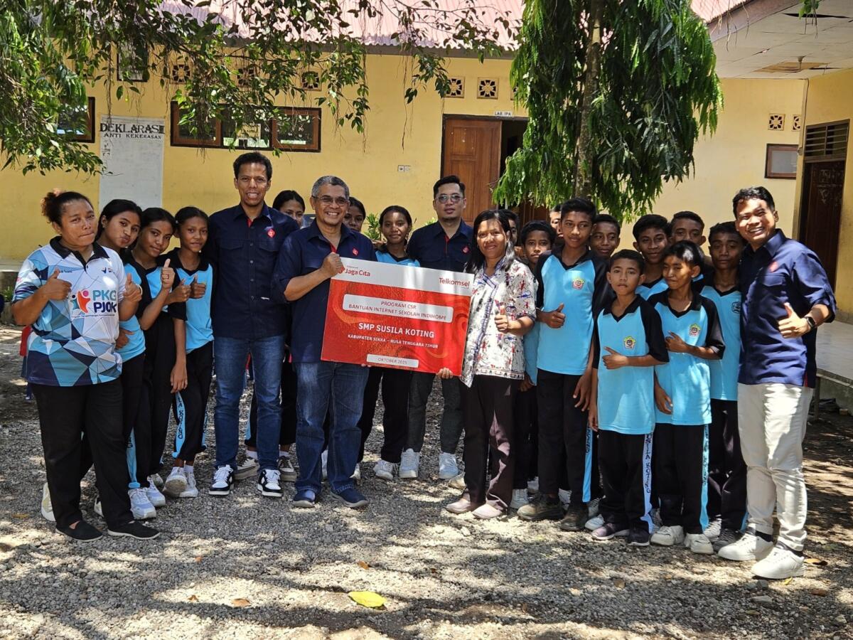 BANTUAN -- Penyerahan bantuan 111.500 GB kuota internet Telkomsel kepada perwakilan SMP Susila Koting.