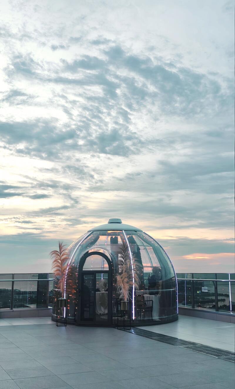 DOME -- Dome in The Sky yang dihadirkan Hotel Hyatt Place Makassar dari area rooftop hotel tersebut, menawarkan pengalaman dining mewah di ketinggian