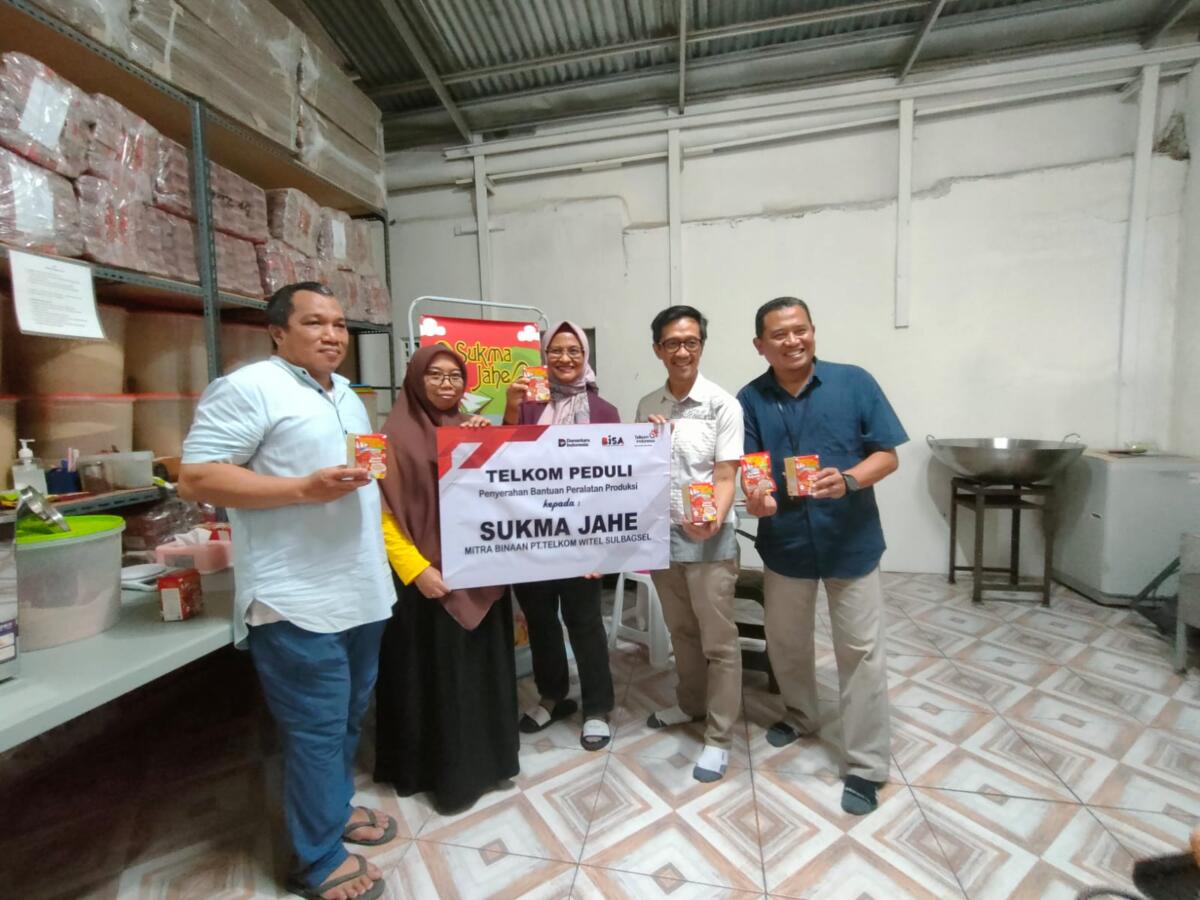 BANTUAN -- Direktur Utama PT Telkom, Dian Siswarini (tengah) foto bersama owner Sukma Jahe, Zukri (kiri) dan Rita Suryaningsih (dua dari kiri) usai penyerahan bantuan.