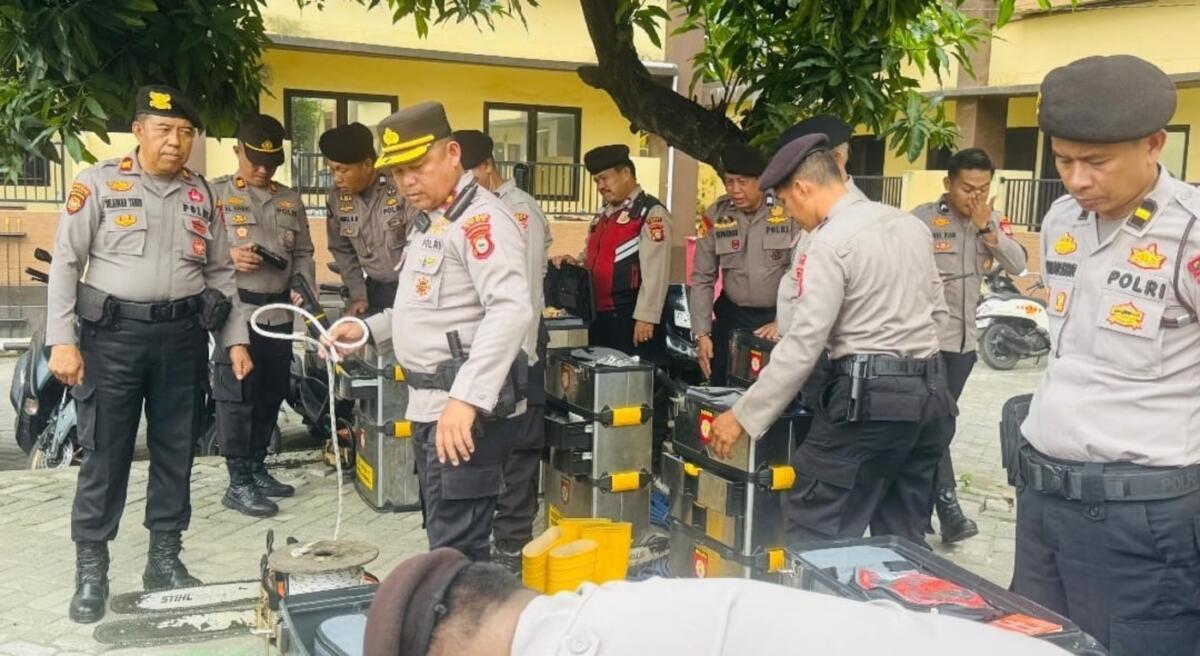 IST
MEMERIKSA -- Kabag Ops, Kompol Darwis Daud  mewakili Kapolres Gowa memeriksa kelengkapan peralatan tanggap darurat bencana usai apel siaga bersama di mako Polres Gowa. 