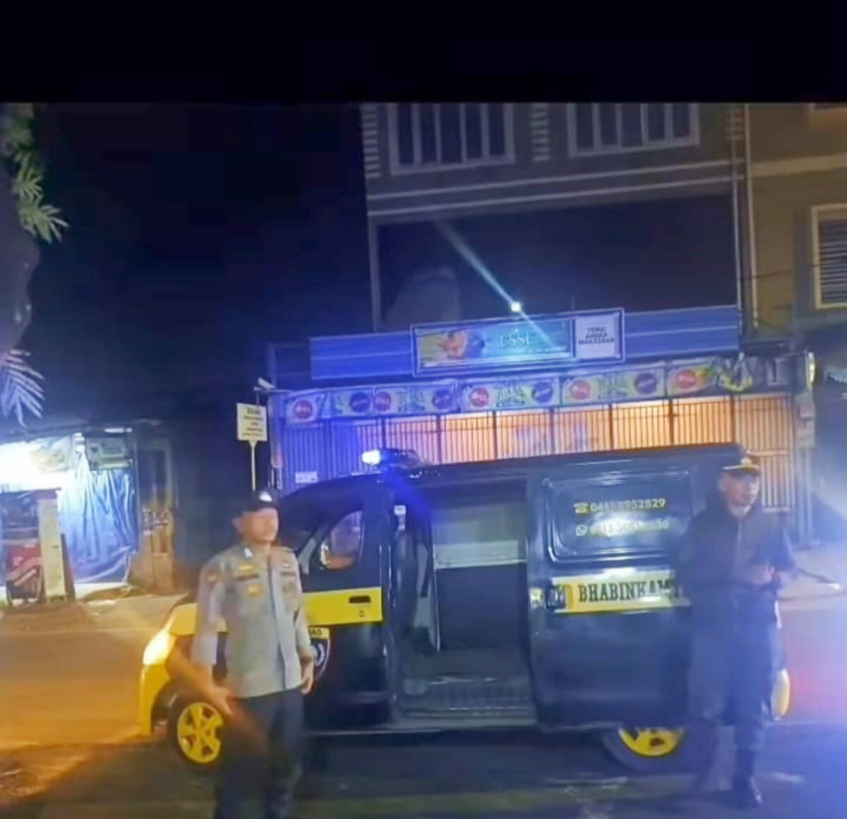 PATROLI -- Personel Polsek Manggala melaksanakan patroli gangguan Kamtibmas di wilayah hukum Polsek Manggala-Polrestabes Makassar. 
