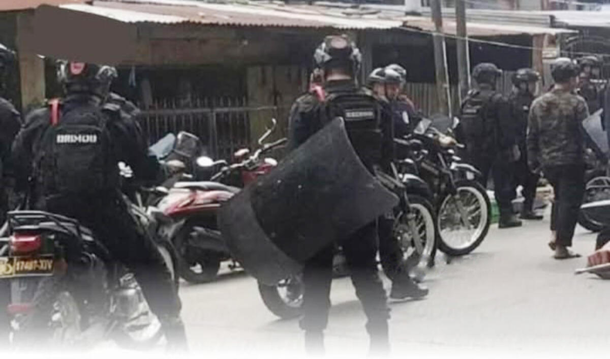 PENGAMANAN -- Personel kepolisian gabungan melakukan pengamanan di lokasi perang kelompok di Tallo.
