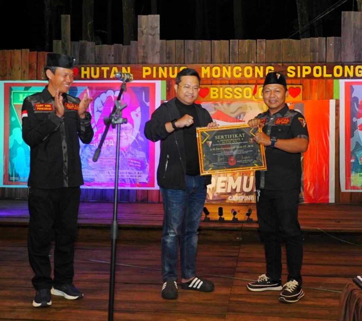 IST
SERTIFIKAT -- Wabup Gowa, Darmawangsyah Muin menerima sertifikat sebagai pembina organisasi dari Ketua Kiwal Garuda Hitam Gowa. 
