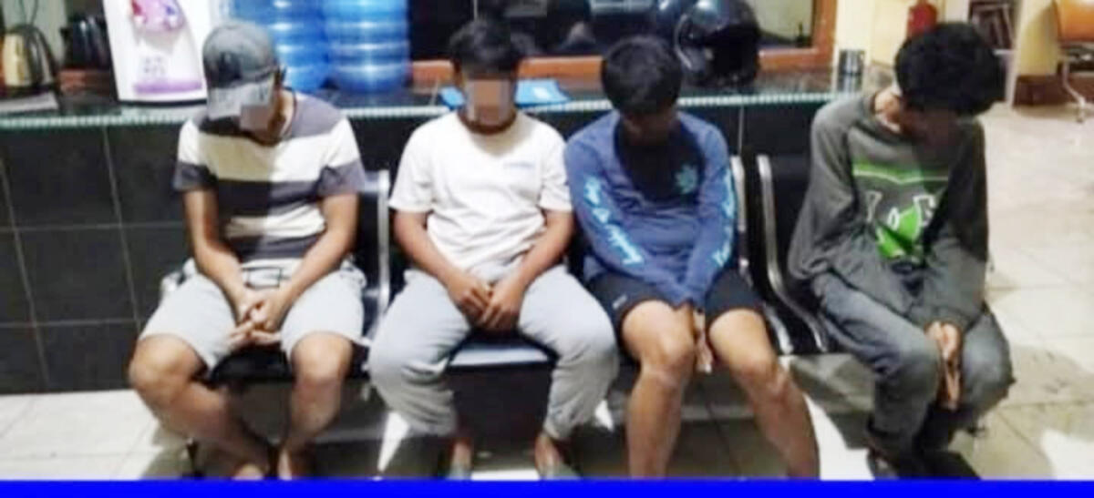 NARKOBA -- Empat pria yang diduga berpesta sabu sambil bermain judi joker diamankan di Polsek Makassar. 
