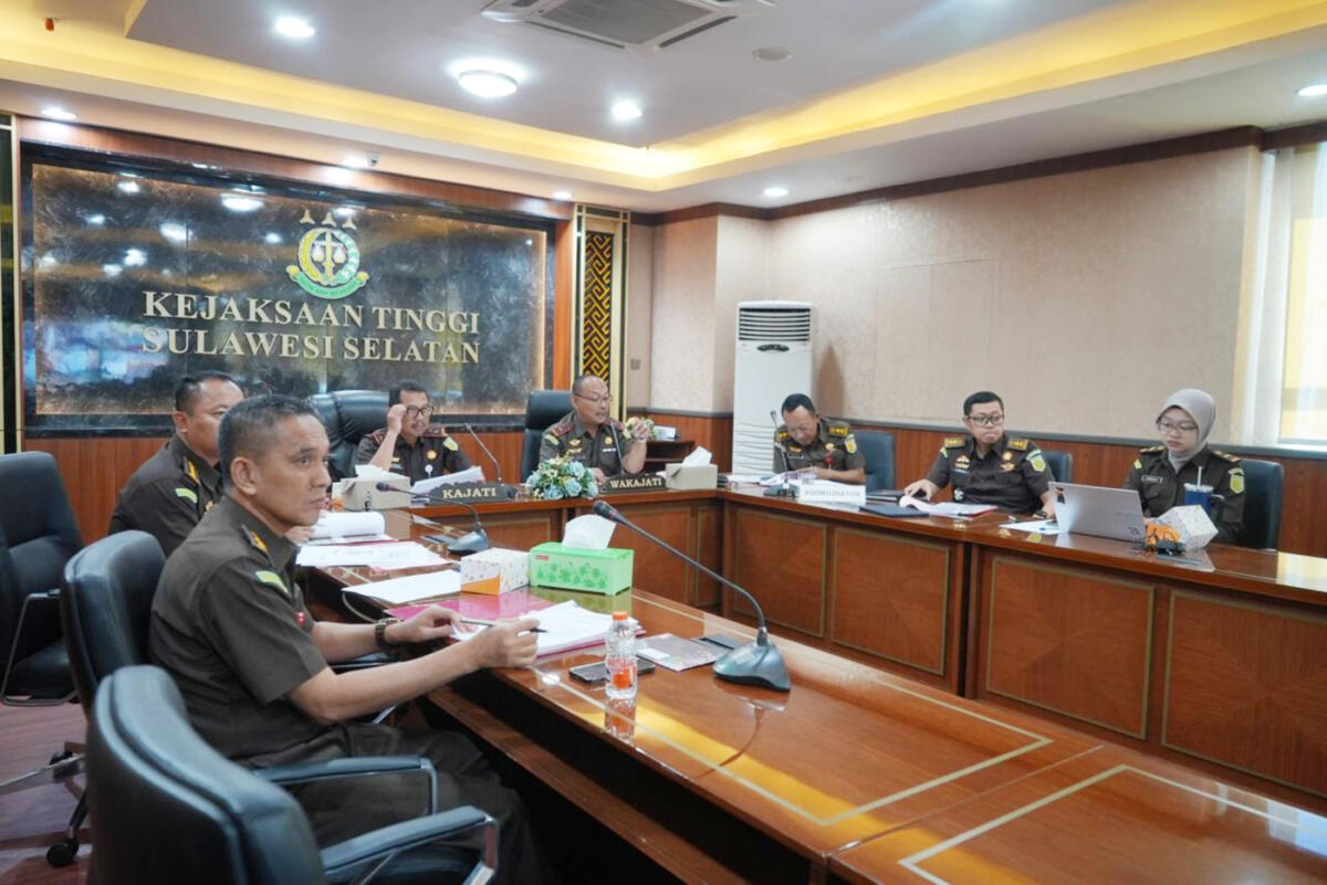EKSPOSE -- Kajati Sulsel, Didik Farkhan Alisyahdi didampingi Wakajati Sulsel, Prihatin, Aspidum, Teguh Suhendro, serta Koordinato, Koko Erwinto Danarko, memimpin ekspose usulan penghentian penuntutan berdasarkan prinsip Restorative Justice (RJ)
