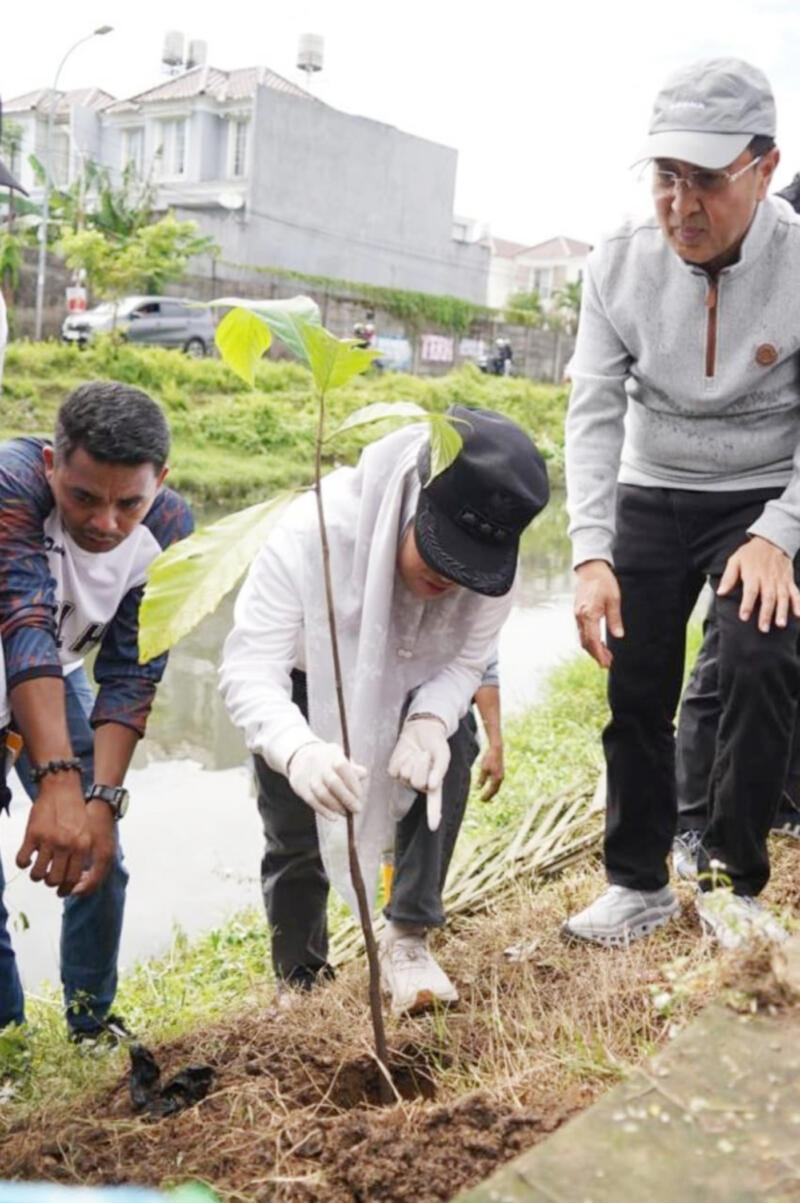 IST
MENANAM POHON -- Bupati Gowa, Husniah Talenrang bersama Kepala PPDSD-DT Kemendes PDT RI, Luthfy Latief, menanam pohon sukun di pinggir kanal Tombolo.
