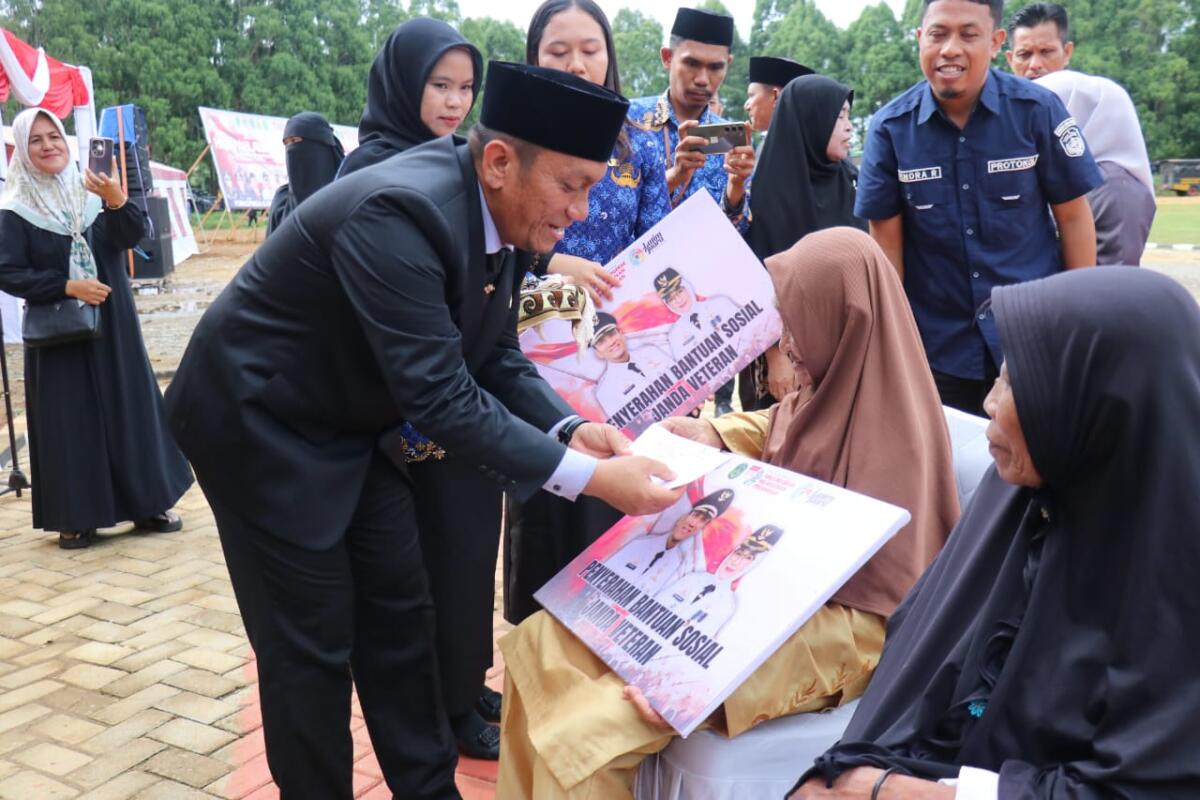 JANDA VETERAN -- Bupati Luwu Timur, Irwan Bachri Syam, bersama Wakil Bupati, Hj. Puspawati Husler, menyerahkan santunan kepada janda veteran sebagai bentuk penghargaan atas jasa dan pengabdian para veteran dalam membela negara usai  upacara peringatan Hari Pahlawan di Lapangan Pendidikan, Malili, Senin (10/11).