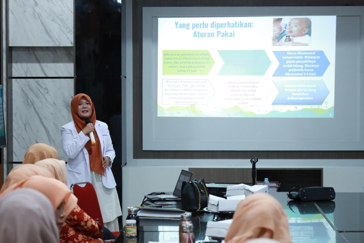 PENYULUHAN -- Pengurus DWP Kabupaten Bulukumba menggelar kegiatan penyuluhan kesehatan bertema “Penggunaan Antibiotik yang Bijak” di Ruang Rapat Sekretaris Daerah Bulukumba dirangkai arisan rutin DWP baru-baru ini. 
