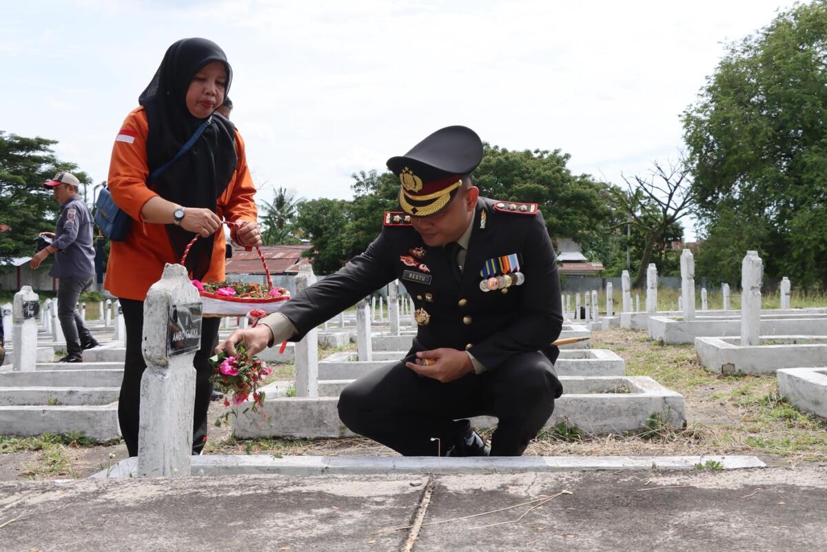 TABUR BUNGA -- Kapolres Bulukumba AKBP Restu Wijayanto ziarah nasional ke TMP di Taccorong, Kecamatan Gantarang, Senin (10/11). Bersama jajaran Forkopimda Kabupaten Bulukumba, Kapolres AKBP Restu Wijayanto ikut tabur bunga.
