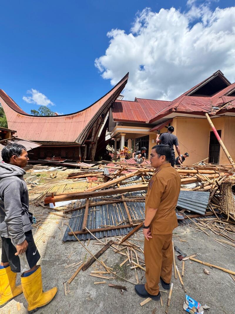 TEMUI KORBAN -- Bupati Tana Toraja Zadrak Tombe menemui korban bencana angin puting beliung sekaligus meninjau lumbung dan rumah warga di Kelurahan Bebo, dan Lembang Salu Allo Kecamatan Sangalla Utara yang rusak disapu angin puting beliung, Minggu (2/11).
