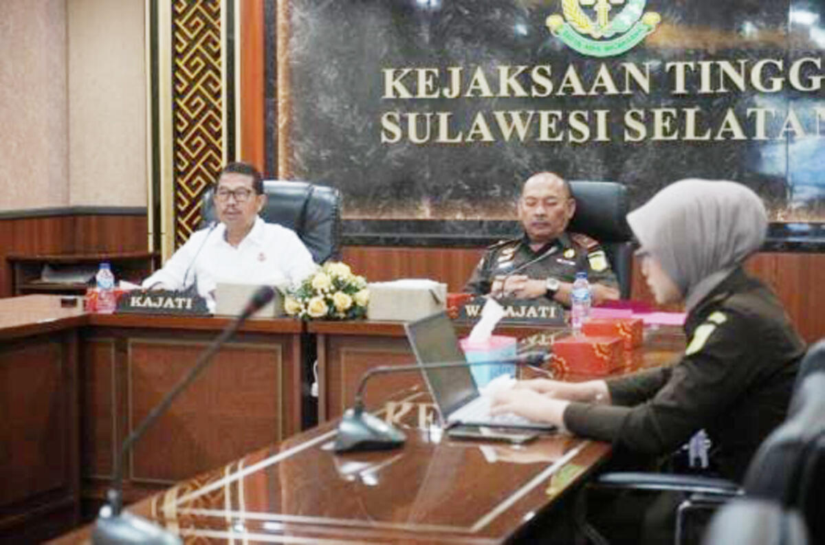 EKSPOSE -- Kepala Kejati Sulsel, Didik Farkhan Alisyahdi saat memimpin ekspose perkara kasus tarik jilbab hingga melukai korbannya pada kasus penganiayaan ringan yang diajukan Kejari Bone.‎
