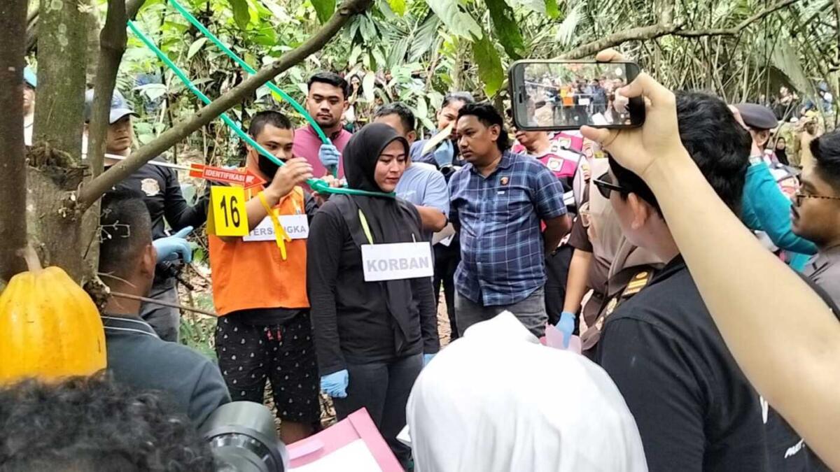 TEWAS -- Polres Enrekang melaksanakan rekontruksi kasus suami bunuh istri di Laiyya Dusun Lintik Desa Sumillan Kecamatan Alla-Enrekang, Kamis (13/11). Rekonstruksi selama sekitar dua jam, YD memperagakan 41 adegan mulai dari penganiayaan hingga mengantung korban di pohon memakai selang air hingga tewas.
