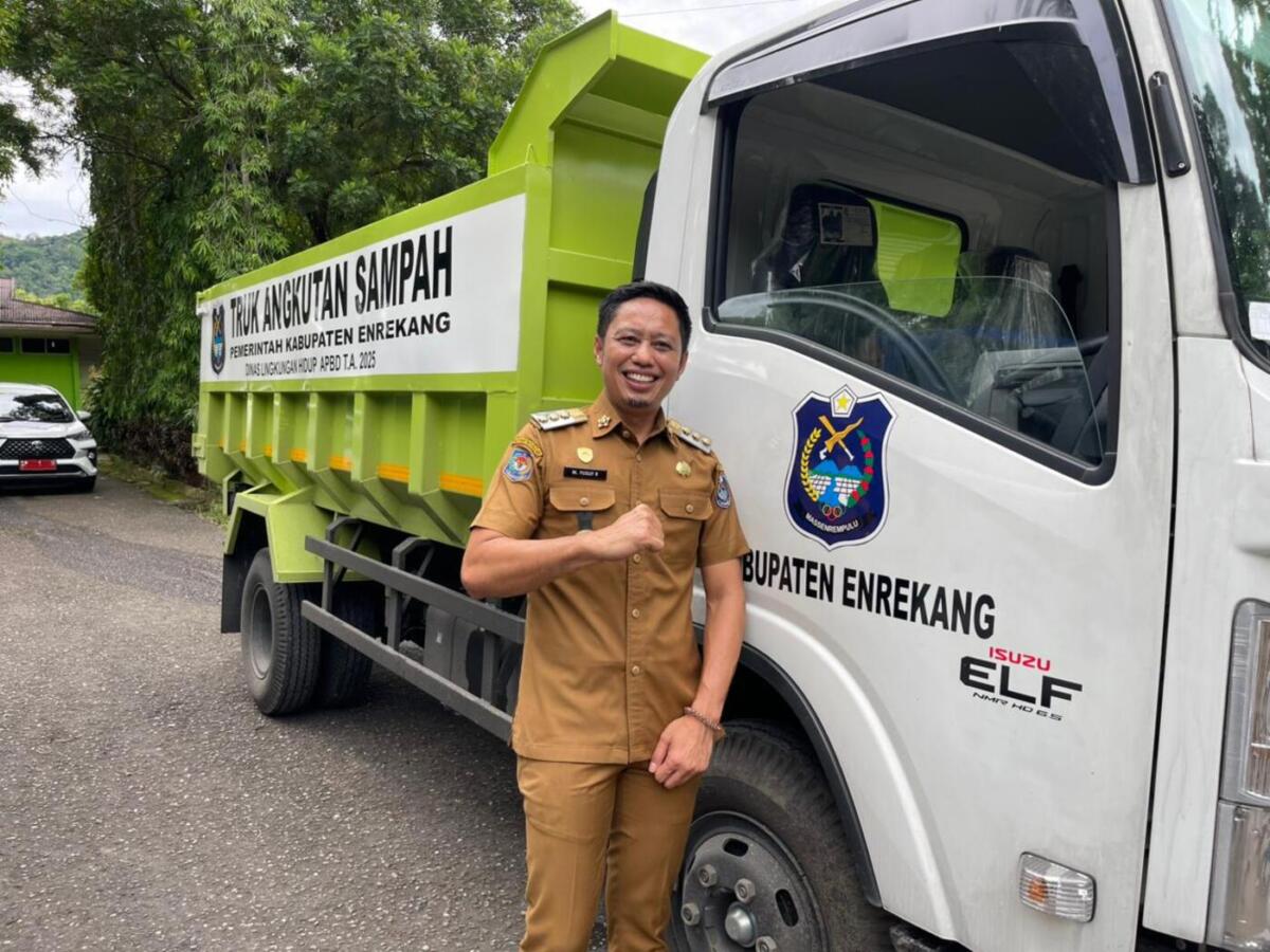 RESMIKAN -- -- Bupati Enrekang, H Muh Yusuf Ritangnga meresmikan penggunaan mobil durmp truck dan mobil mini dump truck di Dinas Lingkungan Hidup, Senin (24/11). 
