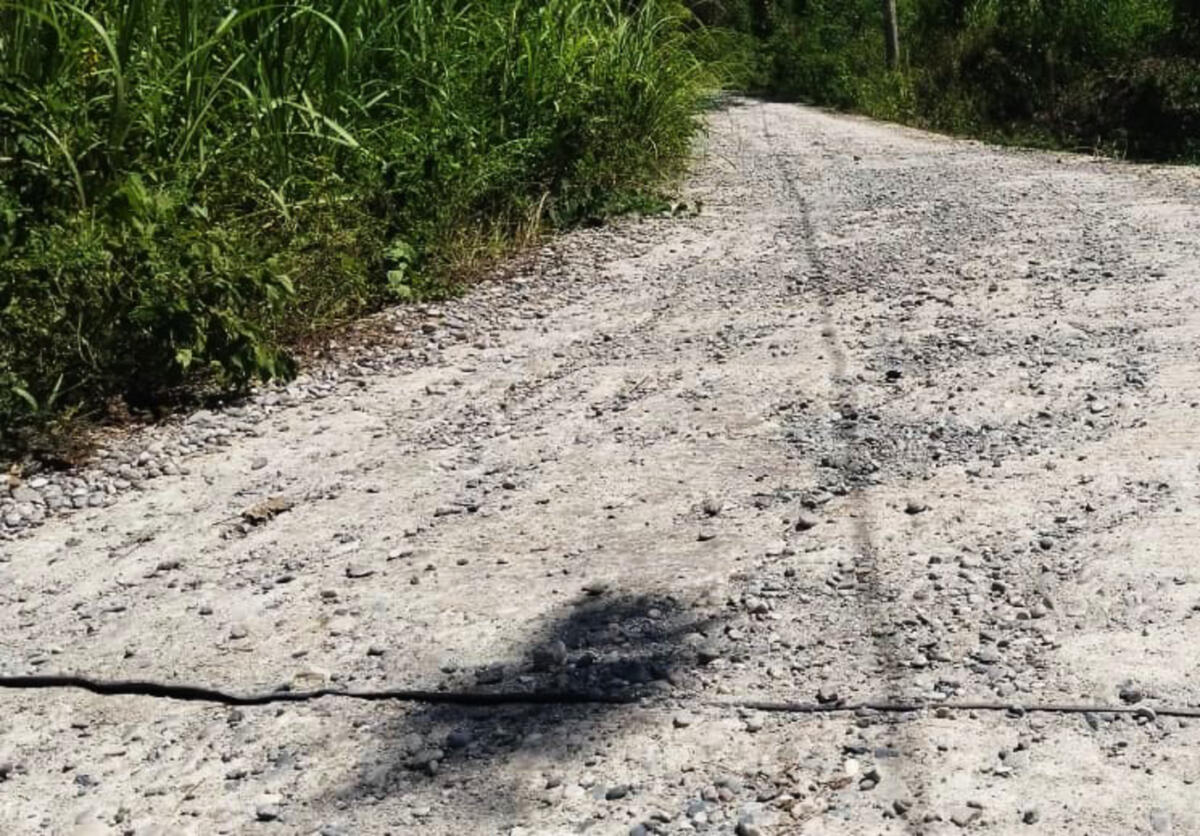 RUSAK -- Proyek jalan rabat beton Desa Buntu Pema, Kecamtan Curio-Enrekang yang bersal dari program Pengembangan Infrastruktur Sosial Ekonomi Wilayah (PISEW) diduga dikerja asal-asalan. Saat ini ruas jalan tersebut telah terkelupas. 
