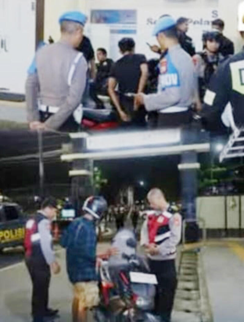 RAZIA -- Sejumlah personel Polrestabes Makassar melaksanakan razia kelengkapan kendaraan di depan Mapolrestabes Makassar. 
