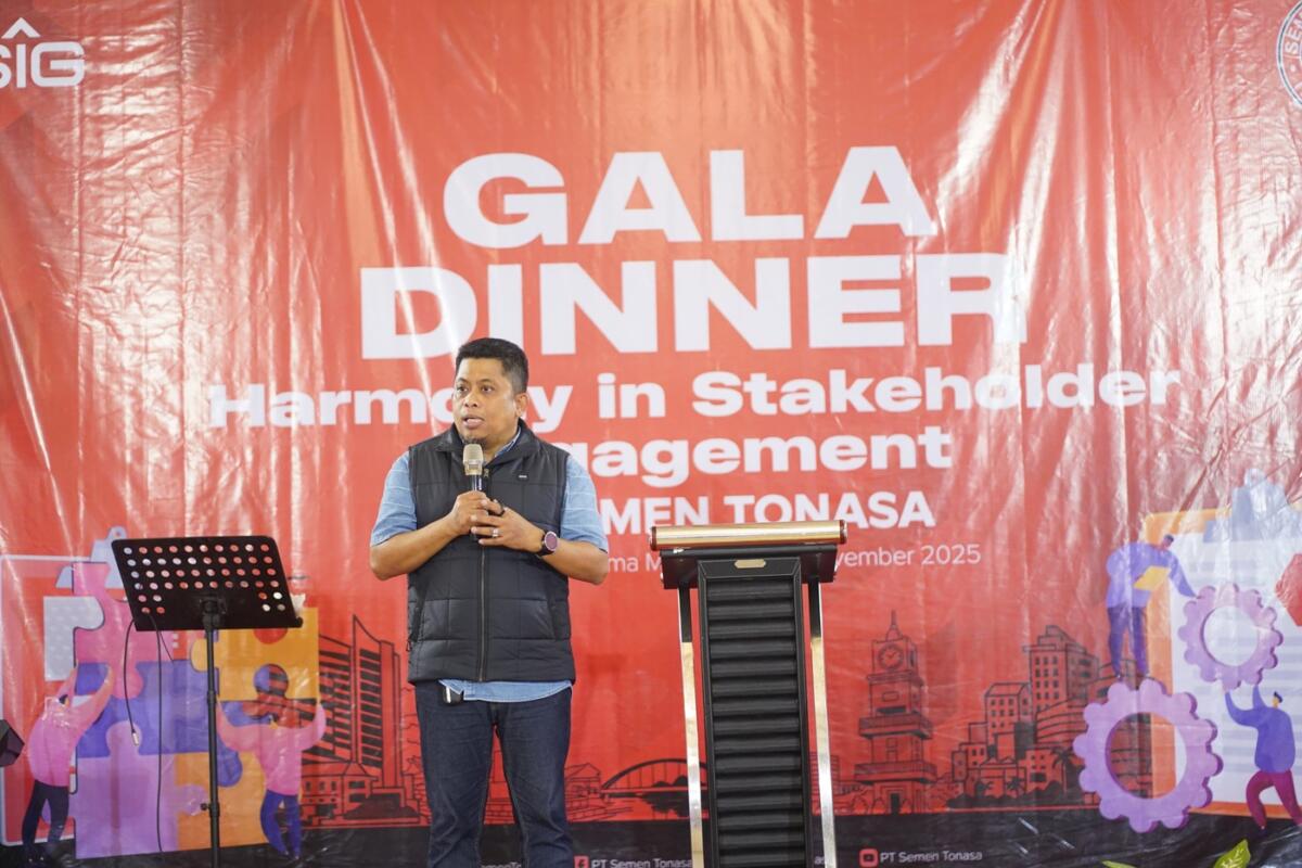 GALA DINNER -- Direktur Utama PT Semen Tonasa, Anis, menyampaikan sambutan pada Harmony in Stakeholder Engagement. 

