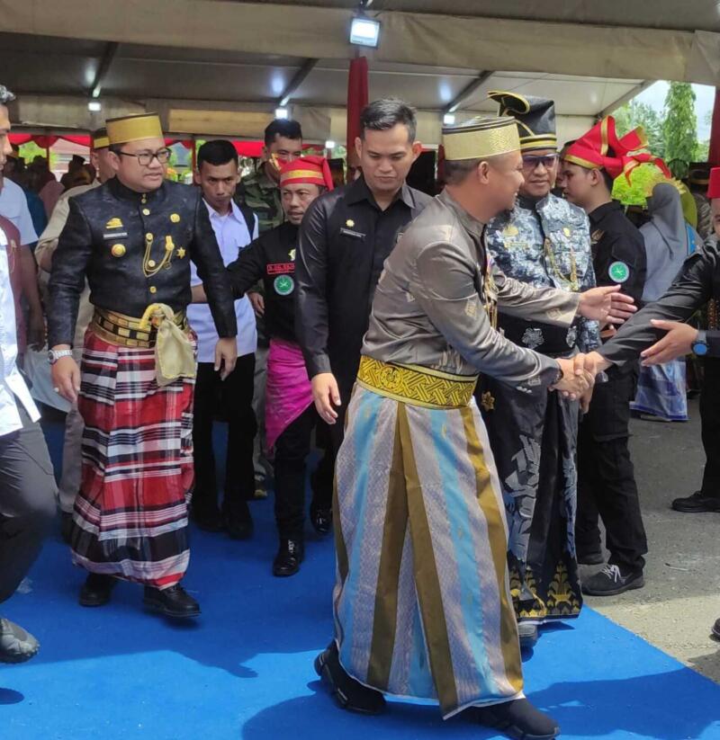 BKM/SAR
HJG -- Gubernur Sulsel, Sudirman Sulaiman sesaat meninggalkan perhelatan HJG di pelataran Museum Istana Balla Lompoa didampingi Wabup Gowa, Darmawangsyah Muin dan Wakil Ketua DPRD Gowa, Hasrul Abdul Rajab. 