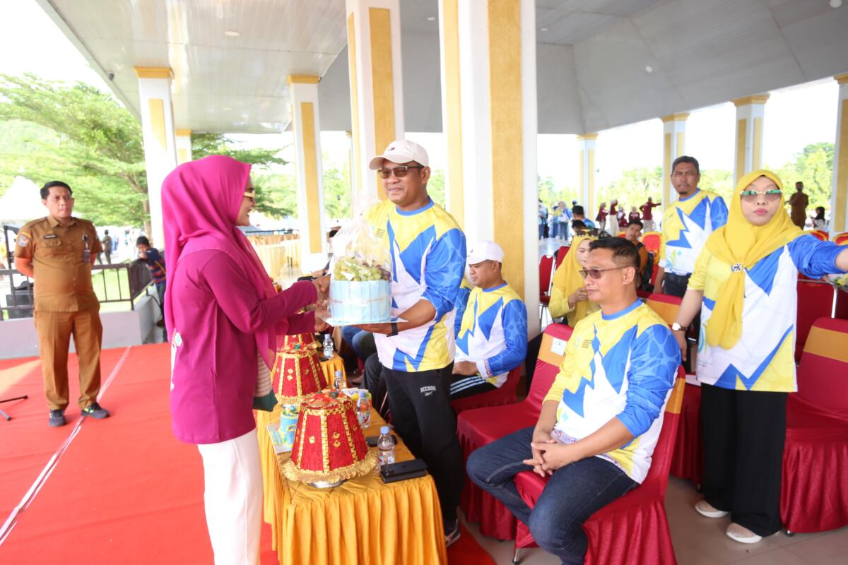 PEMBUKAAN -- Bupati Luwu, H Patahudding membuka secara resmi rangkaian kegiatan dalam rangka peringatan Hari Kesehatan Nasional (HKN) ke-61 Tingkat Kabupaten Luwu di Lapangan Andi Djemma, Belopa, Selasa (25/11). 
