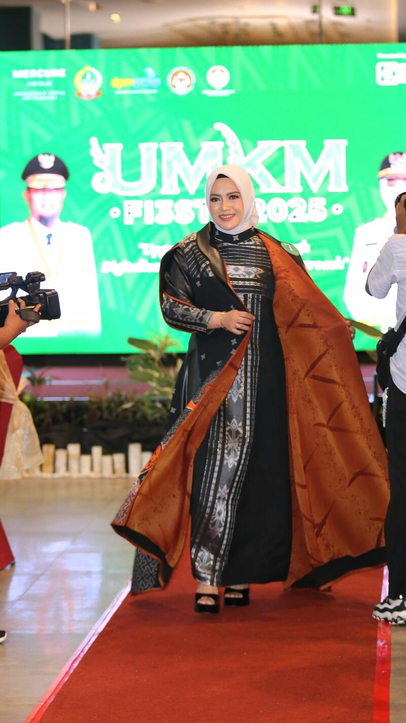 BUSANA WASTRA -- Wakil Ketua Dekranasda Kabupaten Luwu, Nilasari Dhevy Bijak memperkenalkan busana Wastra muslimah bermotif Luwu pada pembukaan UMKM Fiesta Sulsel 2025 Pemprov Sulsel bekerjasama Dekranasda Sulsel dan Hotel Mercure Makassar, Jumat (14/11).