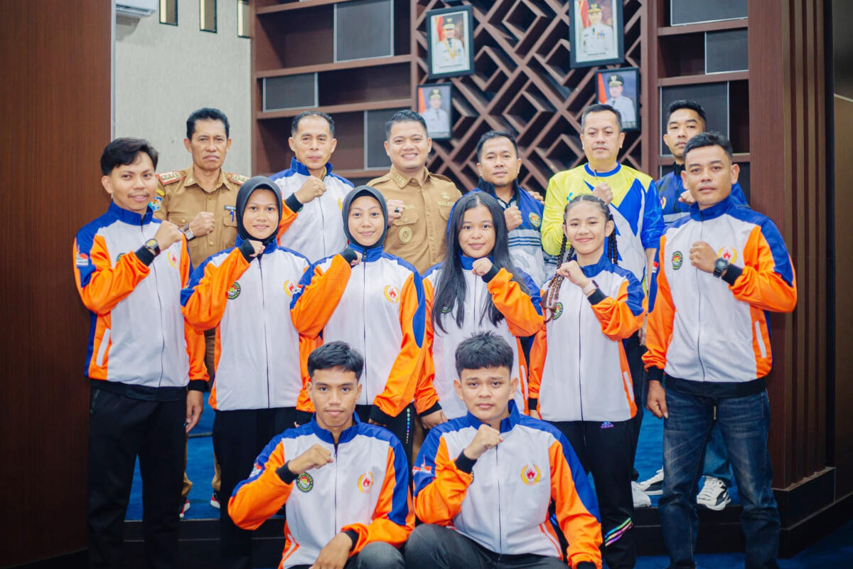 LEPAS KONTINGEN -- Wakil Bupati Luwu, Dhevy Bijak Pawindu melepas kontingen cabang olahraga taekwondo untuk mengikuti ajang Pra-Porprov 2025 yang digelar di Kota Makassar di ruang kerja Wakil Bupati Luwu, Kompleks Perkantoran Pemkab Luwu, Selasa (25/11).
