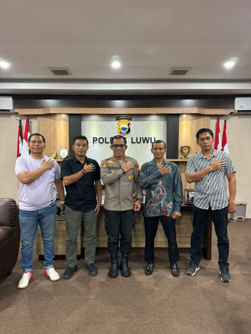 LULUS -- Kapolres Luwu AKBP Adnan Pandibu foto bersama empat personel terbaik Polres Luwu yang dinyatakan lulus seleksi PAG Tahun Anggaran 2025 di Mapolres Luwu, Kamis (6/11).