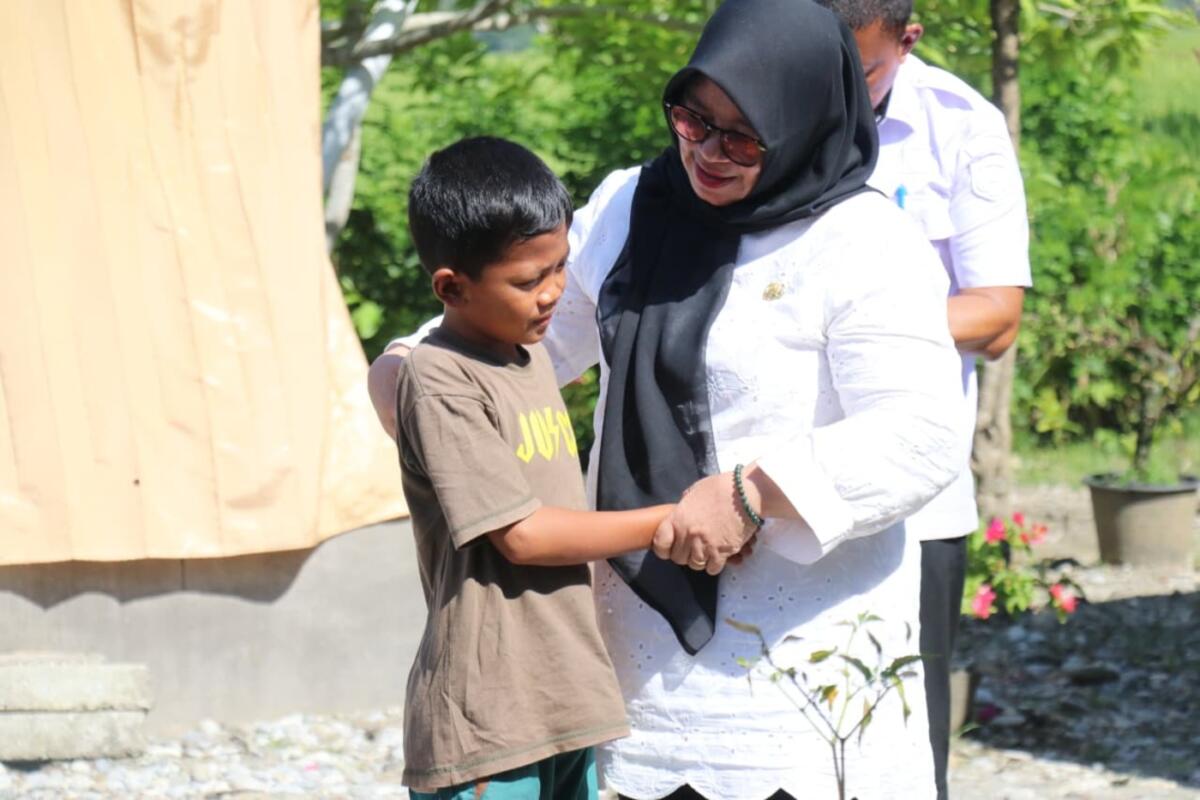 KUNJUNGI KORBAN -- Wakil Bupati Luwu Timur, Hj. Puspawati Husler menunjukkan kepedulian terhadap warganya dengan mengunjungi keluarga korban kebakaran rumah di Desa Cendana Hitam, Kecamatan Tomoni Timur baru-baru ini.  
