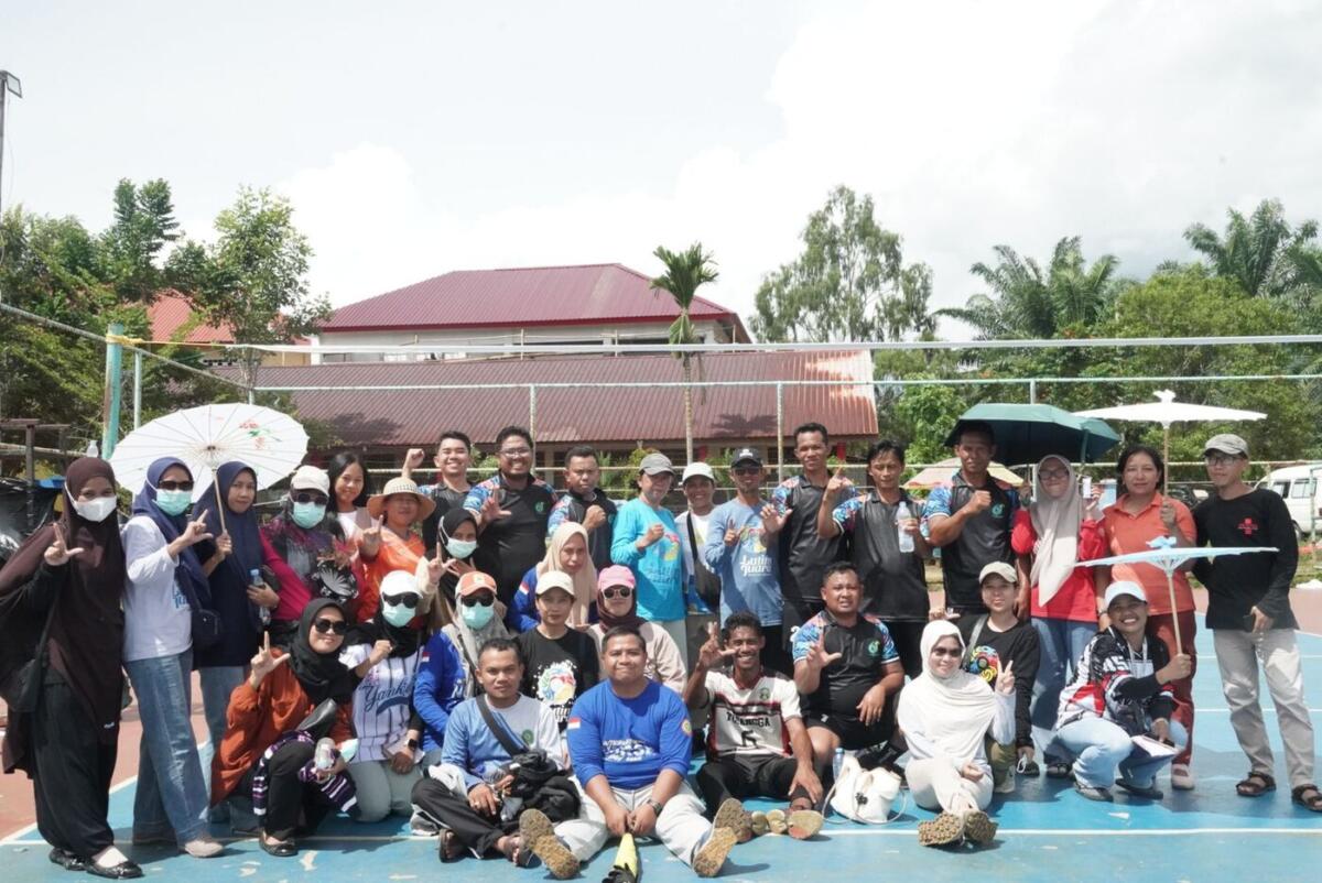 JUARA -- UPTD Puskesmas (PKM) Angkona berhasil mengukir prestasi membanggakan dengan menyabet juara pertama pada Lomba Voli Putra dalam rangka peringatan Hari Kesehatan Nasional (HKN) ke-61 Tahun 2025 di Lapangan Voli Puncak Indah, Malili, Sabtu (22/11).
