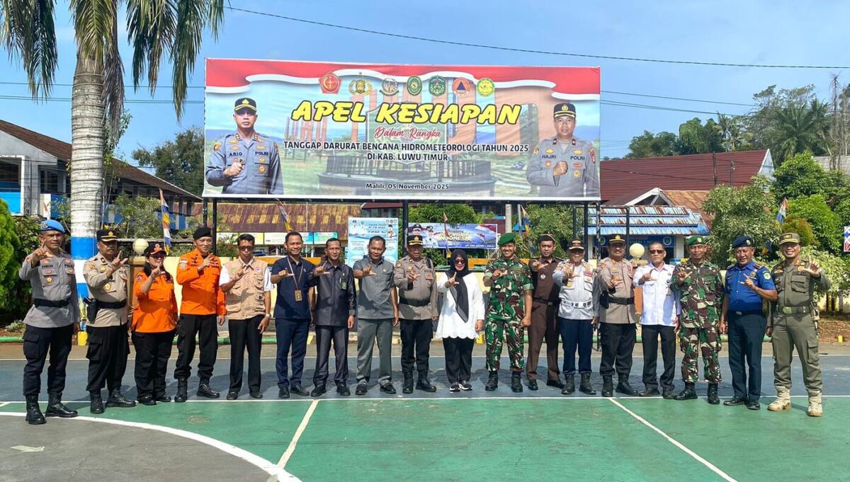 APEL SIAGA -- Wakil Bupati Luwu Timur, Hj. Puspawati Husler menghadiri apel Kesiapan Tanggap Darurat Bencana Hidrometeorologi Tahun 2025, di Halaman Kantor Polres Luwu Timur, Rabu (5/11). 
