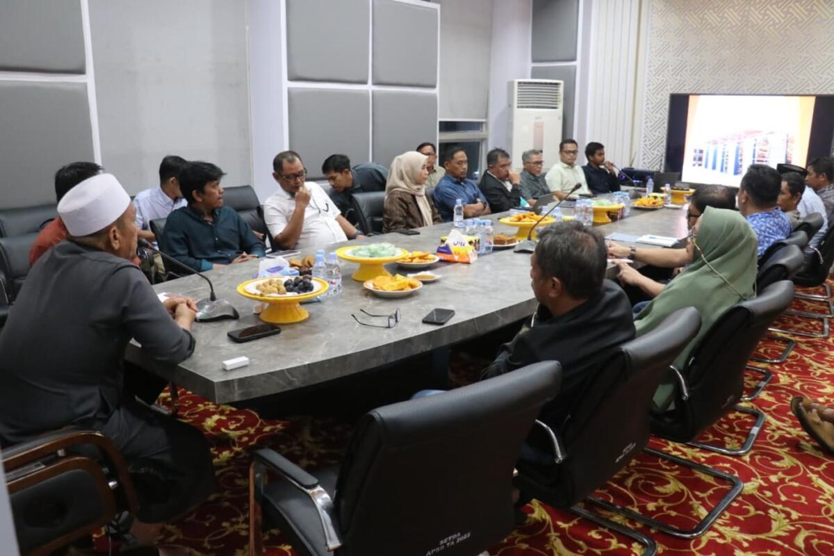 AYAM  PETELUR -- Bupati Luwu Timur, Irwan Bachri Syam memimpin ekspose Teknologi Close House yakni 
program pengembangan potensi budidaya ayam petelur di ruang kerjanya, Minggu (16/11). 
