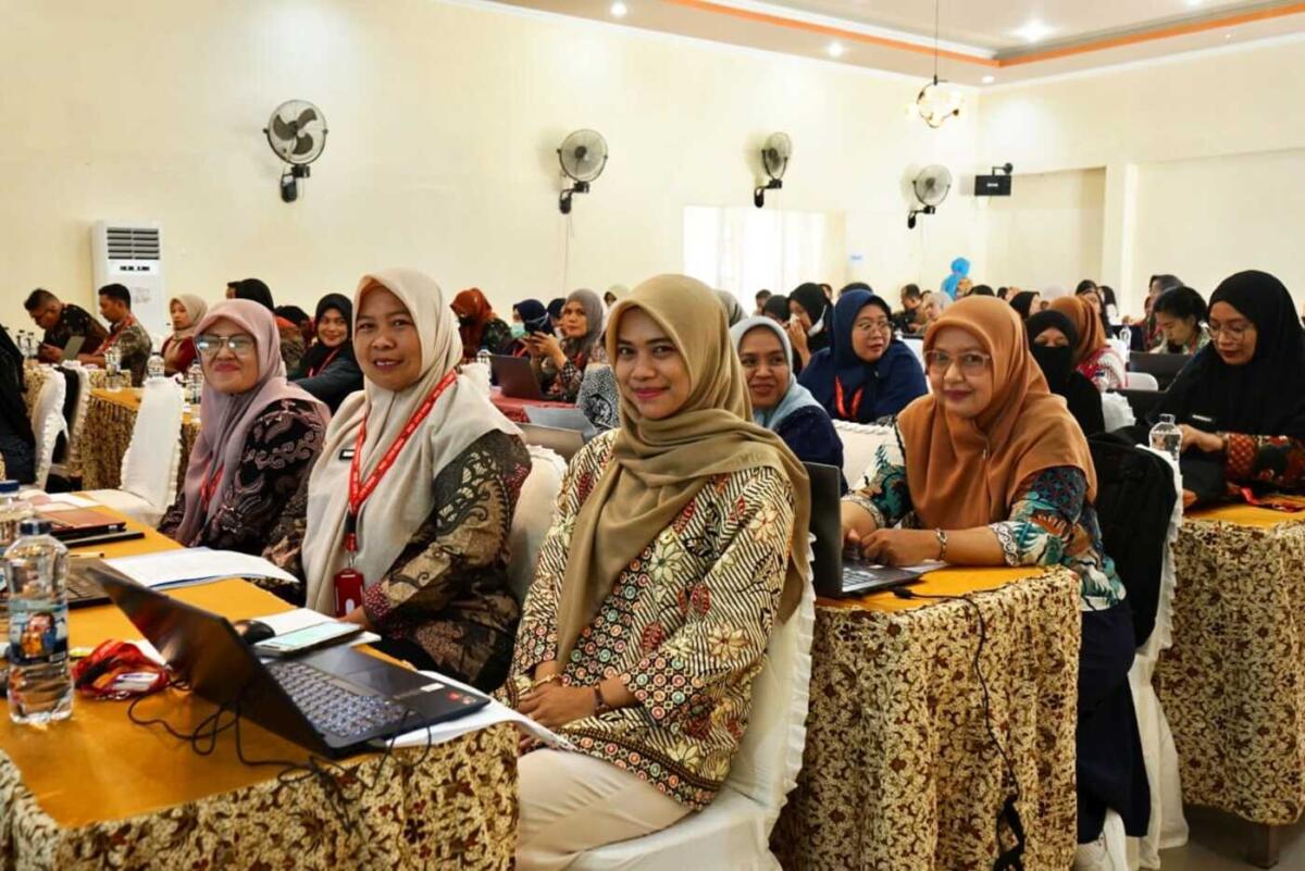 BIMTEK -- BKPSDM Pemkab Lutim menegaskan langkah progresifnya dalam reformasi pelayanan publik yang lebih prima melalui kolaborasi dengan P2KP - LPPM Universitas Hasanuddin pada Bimbingan Teknis (Bimtek) Manajemen Pelayanan Publik, Senin (17/11). 
